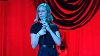 Hannah Einbinder Knows She’s ‘Not Totally Conventional’ in ‘Everything Must Go’ Stand-Up Special