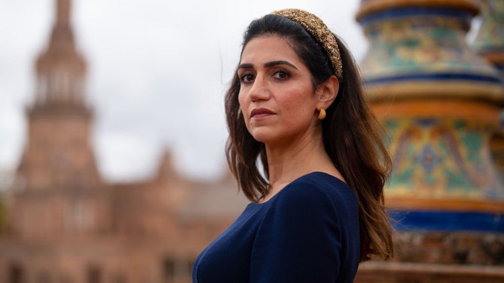 Leila Farzad as Ari in "Kaos" (Netflix)
