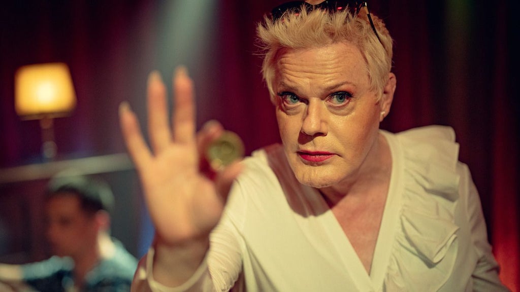Suzy Eddie Izzard as Lachy/Lachesis in "Kaos" (Netflix)