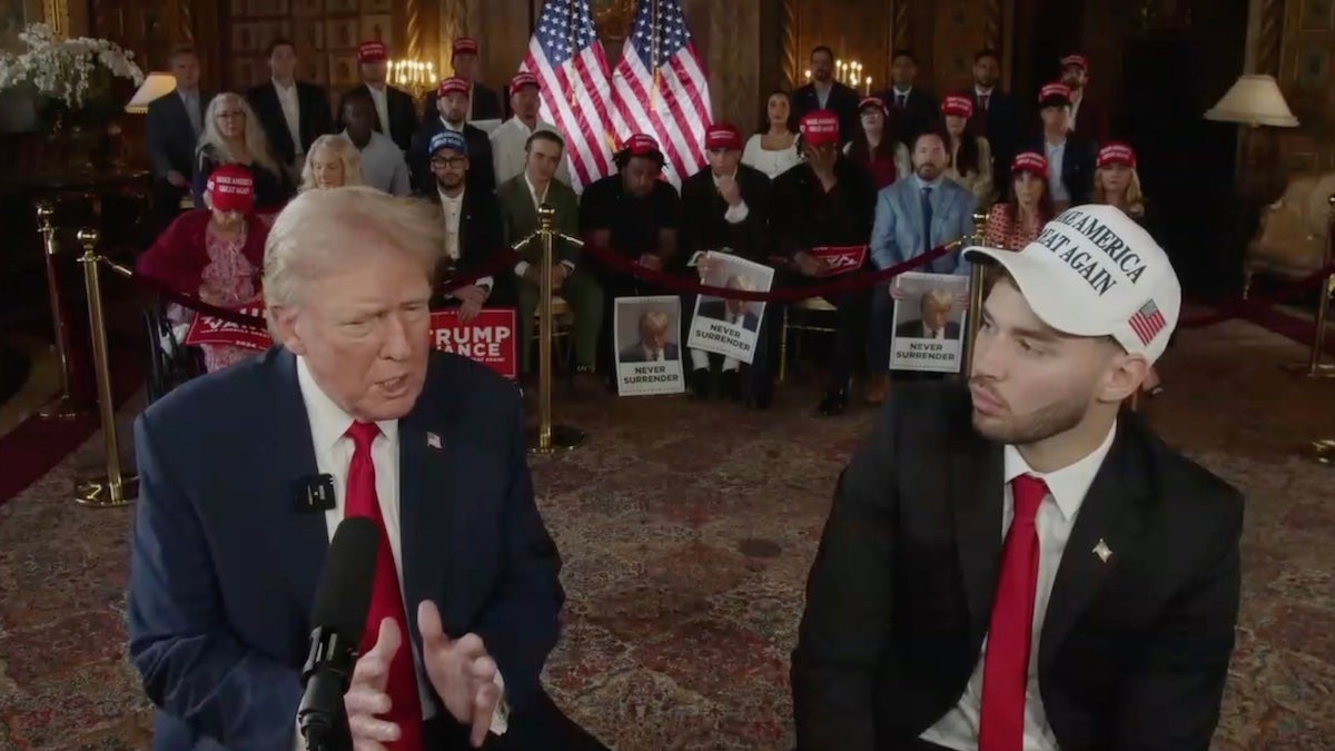 El exmandatario conversando con el joven 'streamer'/ Foto: The Wrap    