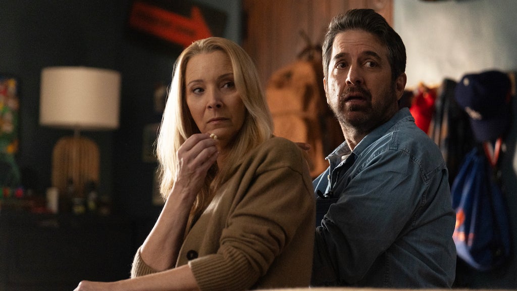 Lisa Kudrow as Lydia and Ray Romano as Paul in Episode 101 of No Good Deed. (Credit: Saeed Adyani/Netflix)