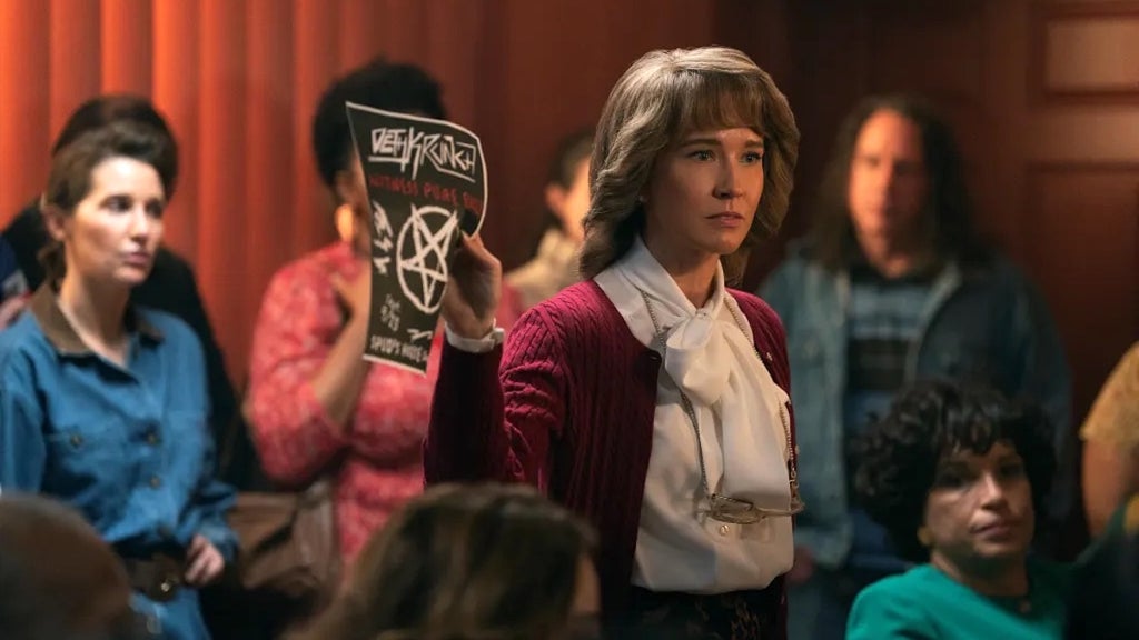 Anna Camp (center) in "Hysteria!"