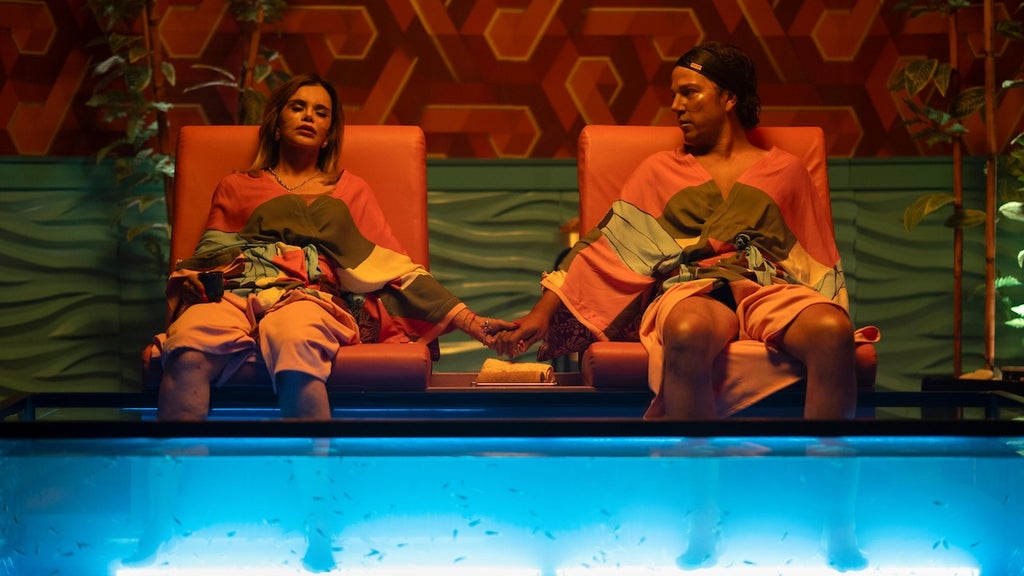 la-maquina-lucia-mendez-diego-luna-hulu