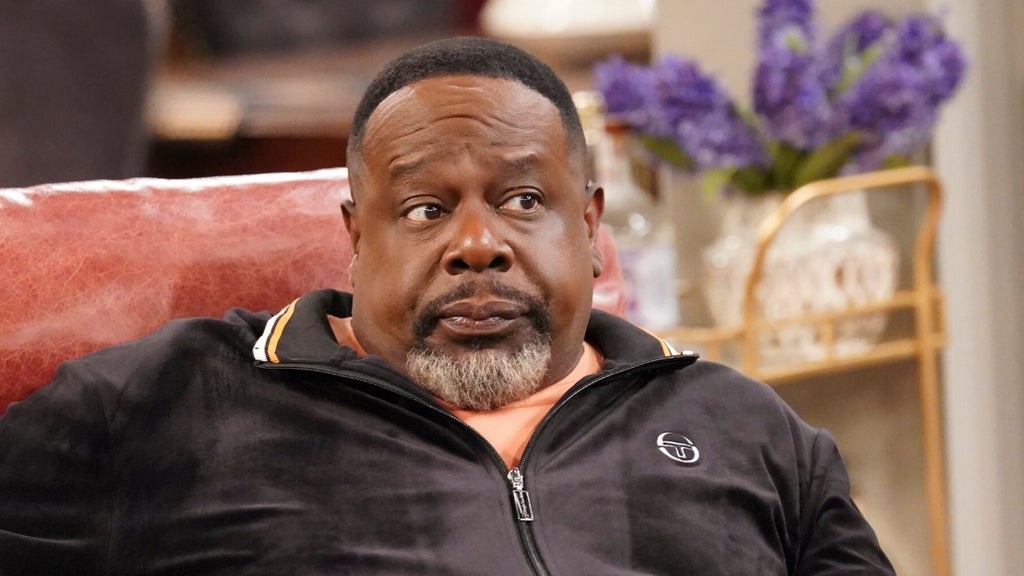 Cedric The Entertainer as Calvin in "The Neighborhood." (Credit: Monty Brinton/CBS)