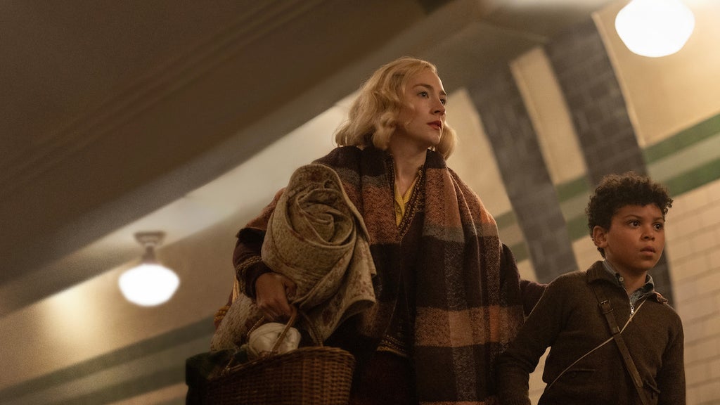 Saoirse Ronan and Elliott Heffernan in "Blitz" 