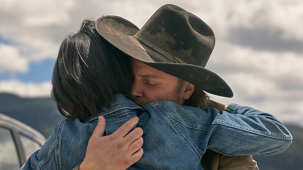 yellowstone-kelsey-asbille-luke-grimes-paramount-network