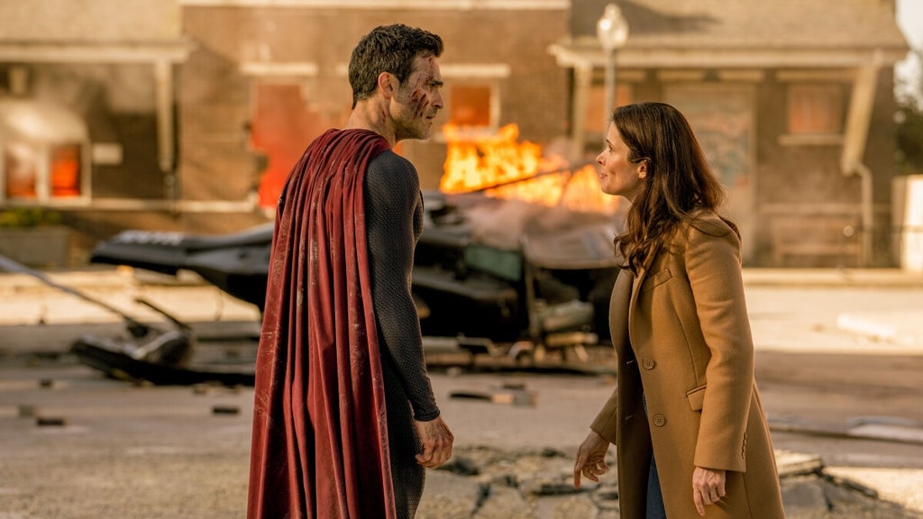 superman-and-lois-tyler-hoechlin-elizabeth-tulloch-cw