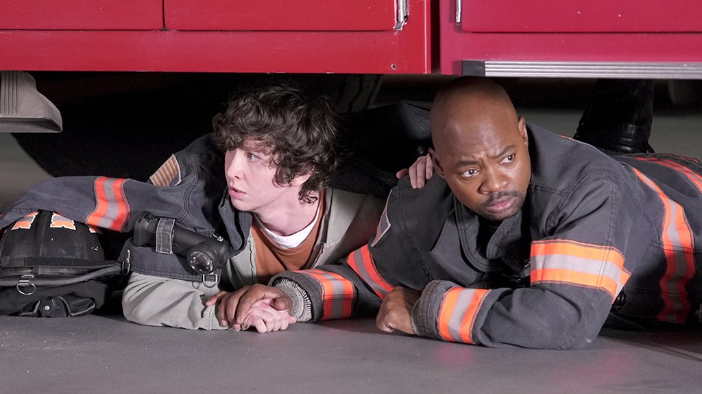 Brian Michael Smith (R) in the “Impact” episode of 9-1-1 LONE STAR 