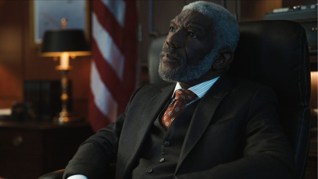 Vondie Curtis-Hall in season 2 of "The Recruit" (Netflix)