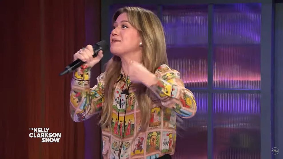 Kelly Clarkson recognizing her own song