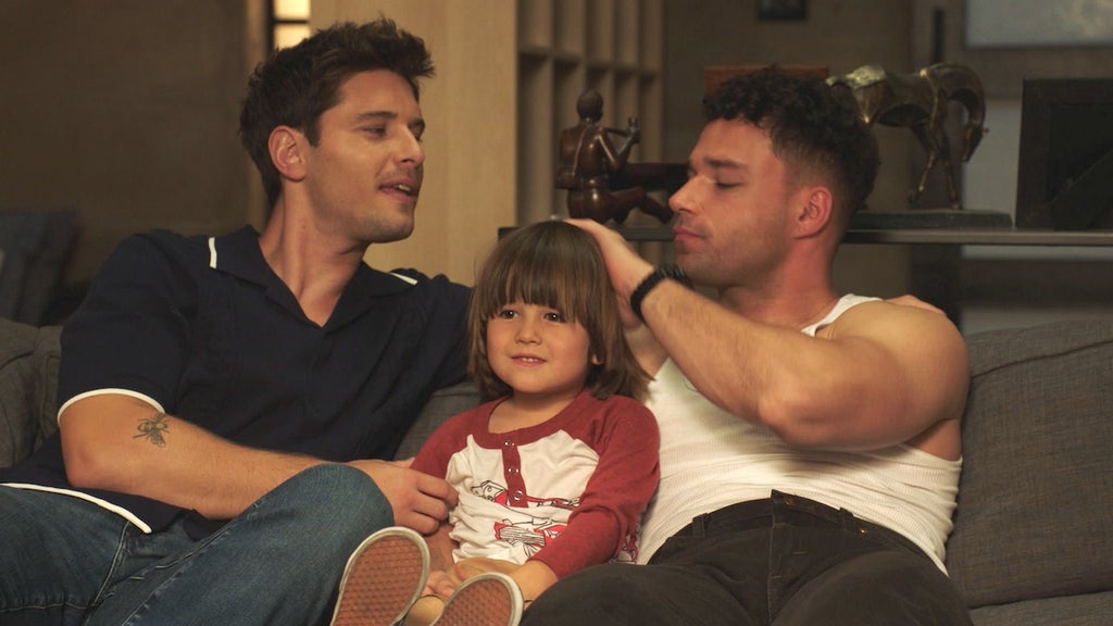 Ronen Rubinstein (R) and Rafael L. Silva (L) in the series finale of 9-1-1 LONE STAR
