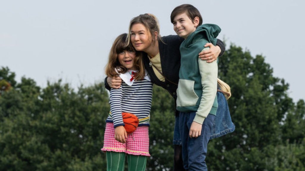 Mila Jankovic as Mabel Darcy, Renée Zellweger as Bridget Jones, Casper Knopf as Billy Darcy -- (Photo By: Alex Bailey/Universal Pictures)