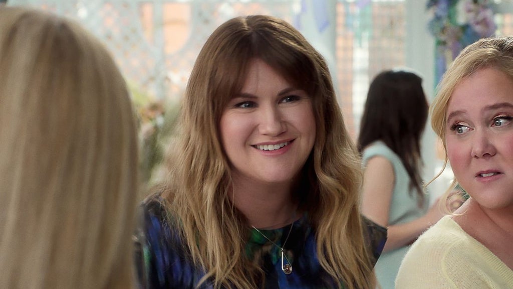 Jillian Bell in "Kinda Pregnant" (Netflix)
