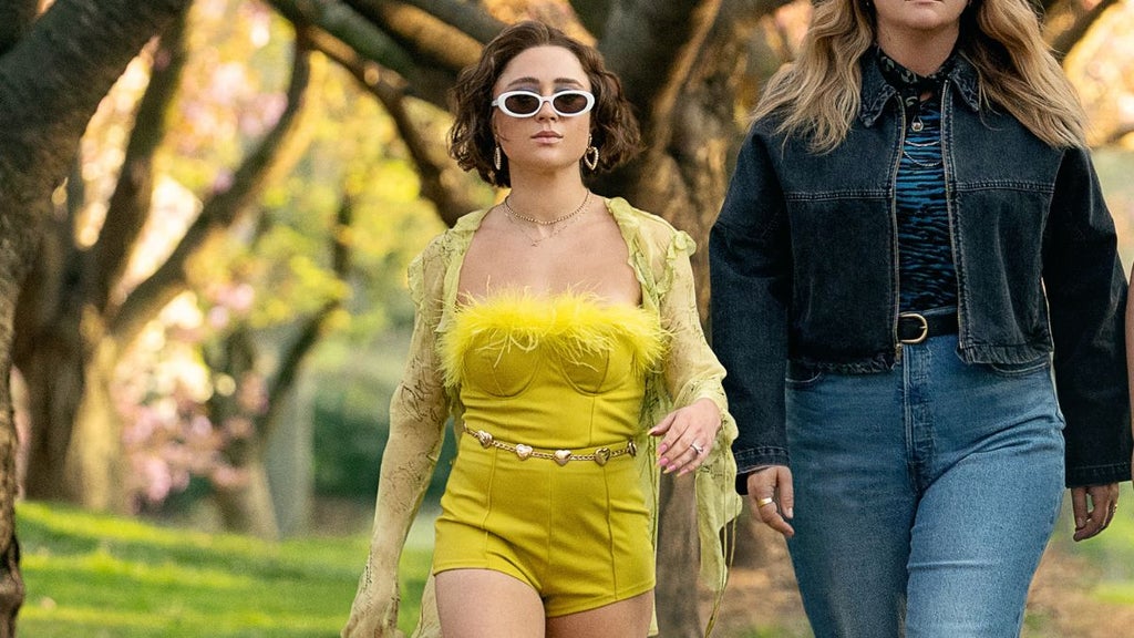 Lizze Broadway as Shirley in "Kinda Pregnant" (Netflix)
