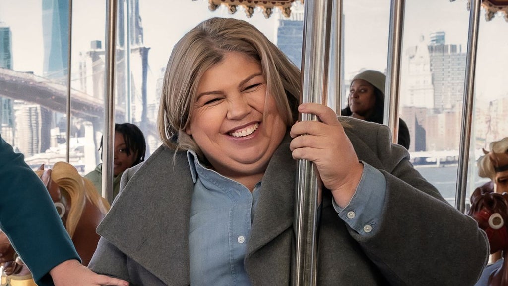 Urzila Carlson as Fallon in "Kinda Pregnant" (Netflix)