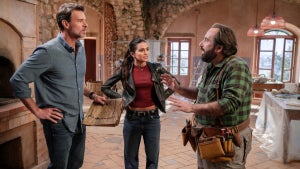 Scott Foley and Maia Reficco in "La Dolce Villa" (Netflix)