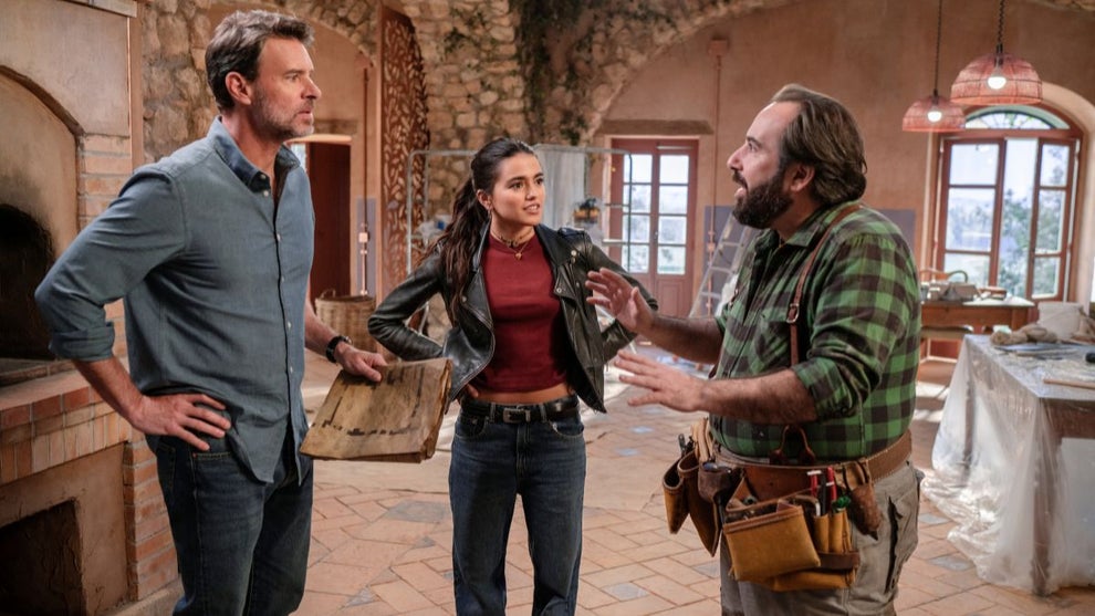 Scott Foley and Maia Reficco in "La Dolce Villa" (Netflix)