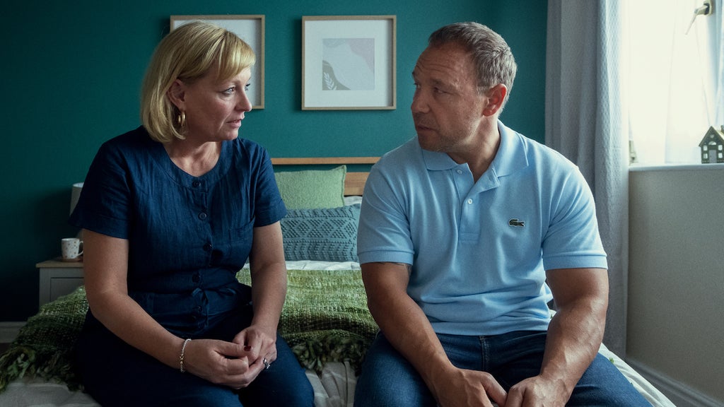 (L to R) Christine Tremarco as Manda Miller, Stephen Graham as Eddie Miller in Adolescence.