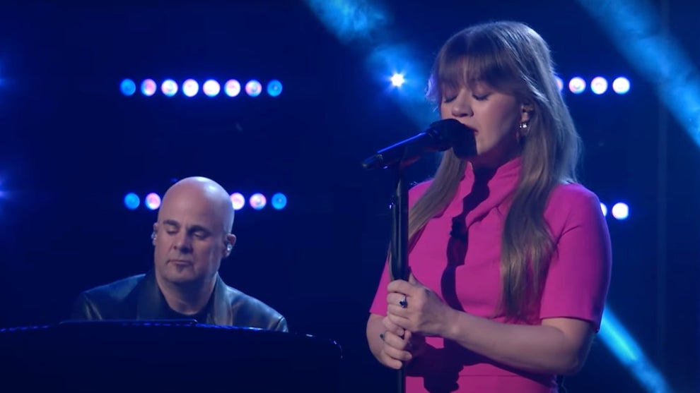 Kelly Clarkson sings Whitney Houston