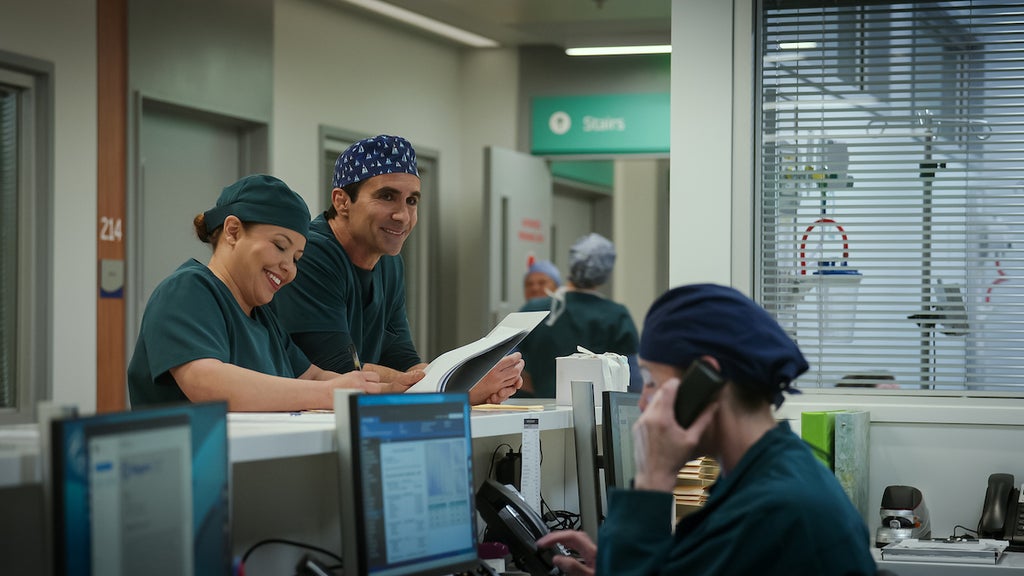 Justina Machado as Dr. Natalie Cruz and Néstor Carbonell as Dr. Ruben Soriano in "Pulse" (Credit: Netflix)