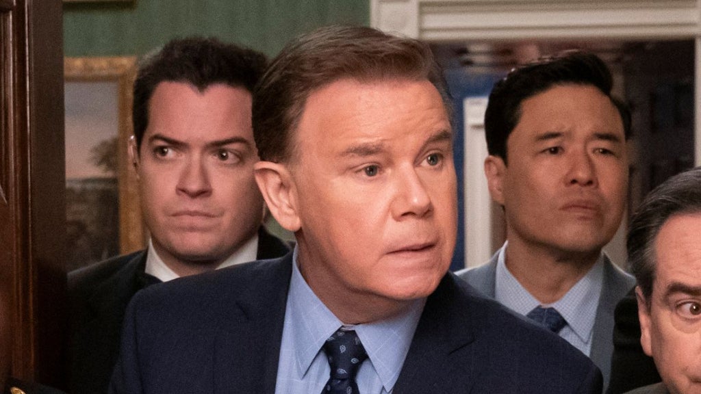 Spencer Garrett (center) in "The Residence" (Netflix)