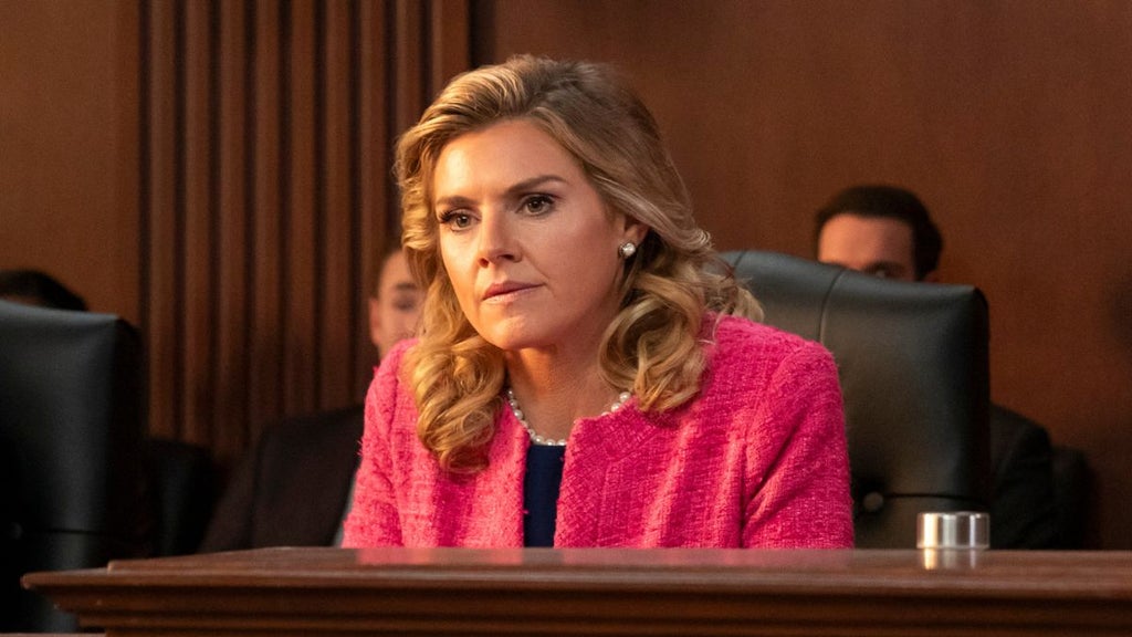 Eliza Coupe in "The Residence" (Netflix)
