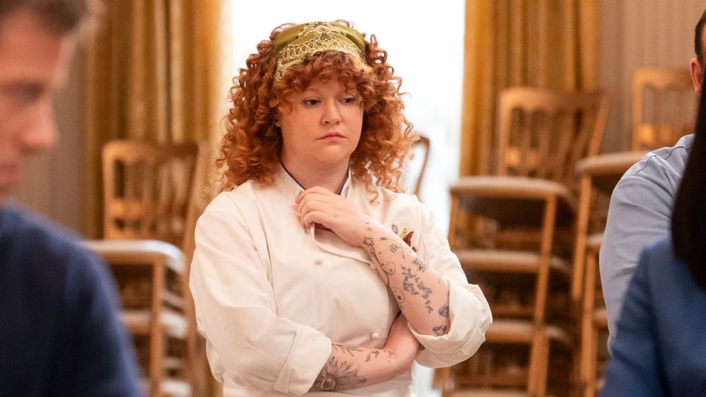 Mary Wiseman in "The Residence" (Netflix)