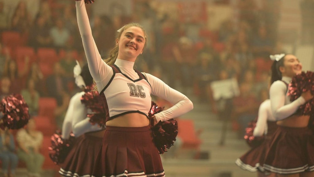 Lizzy Greene in "Ransom Canyon" (Netflix)