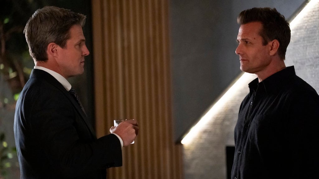 suits-la-stephen-amell-gabriel-macht-nbc