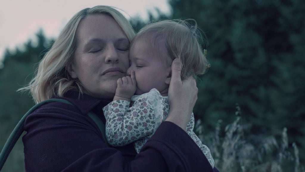 the-handmaids-tale-elisabeth-moss-baby-hulu