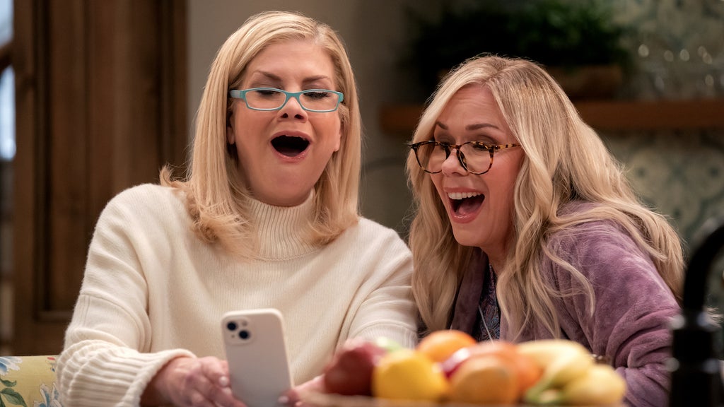 Kristen Johnston as Carol and Leanne Morgan in "Leanne" (Credit: Patrick McElhenney/Netflix)