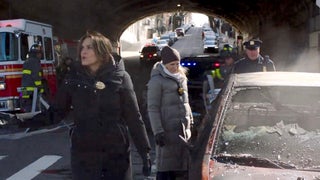 ‘Law & Order: SVU’ First-Look Clip: Benson and Rollins Search for a Missing Girl