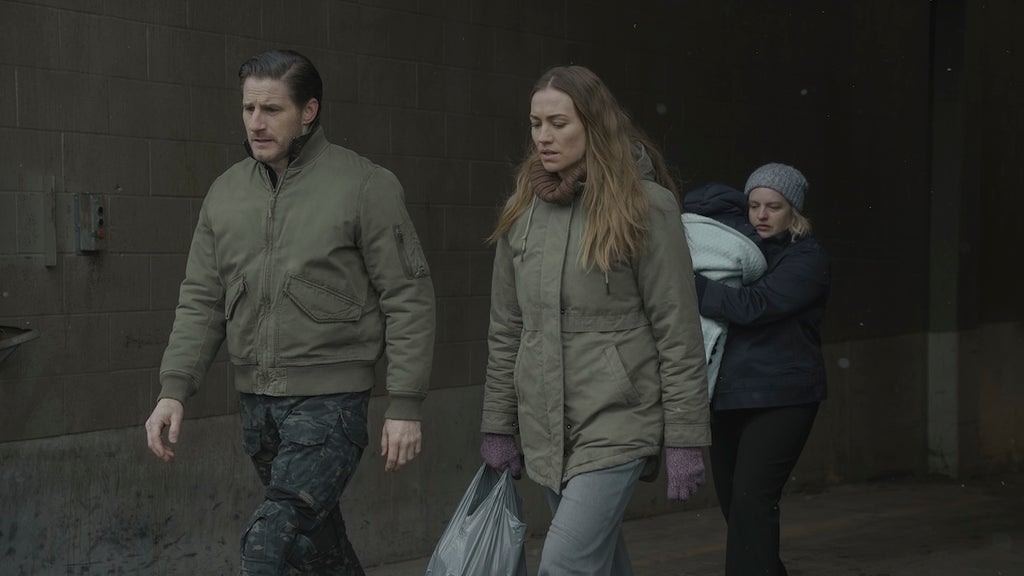 the-handmaids-tale-sam-jaeger-yvonne-strahovski-elisabeth-moss-hulu