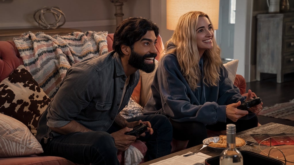 Raymond Ablack as Joe, Brianne Howey as Georgia Miller in "Ginny & Georgia" (Credit: Amanda Matlovich/Netflix)