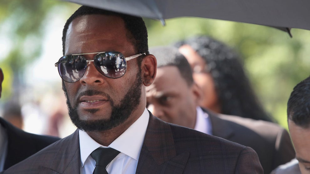 R. Kelly leaves the Leighton Criminal Courts Building following a hearing on June 26, 2019. (Credit: Scott Olson/Getty Images)