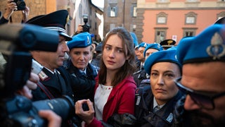 ‘The Twisted Tale of Amanda Knox’ Showrunner Explains the ‘Defining’ Adversarial Relationship That Anchors Hulu Series