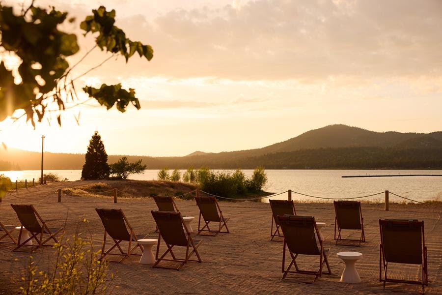 Lounge lakeside at the Hotel Marina Riviera in Big Bear