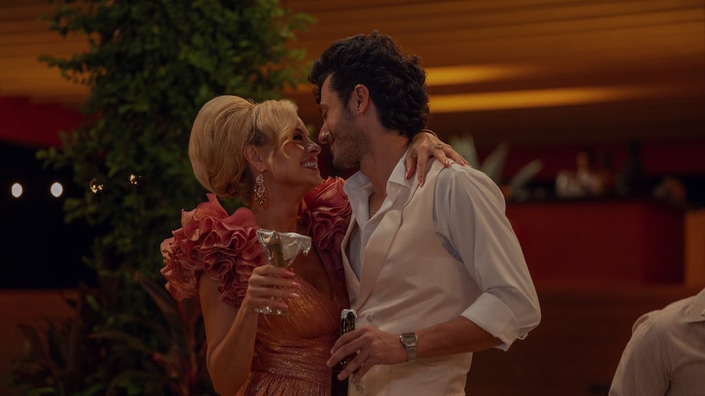 acapulco-jessica-collins-rafael-cebrian-apple