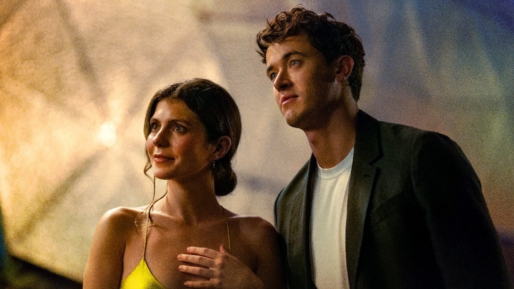 Emily Bader and Tom Blyth in "People We Meet on Vacation" (Credit: Netflix)