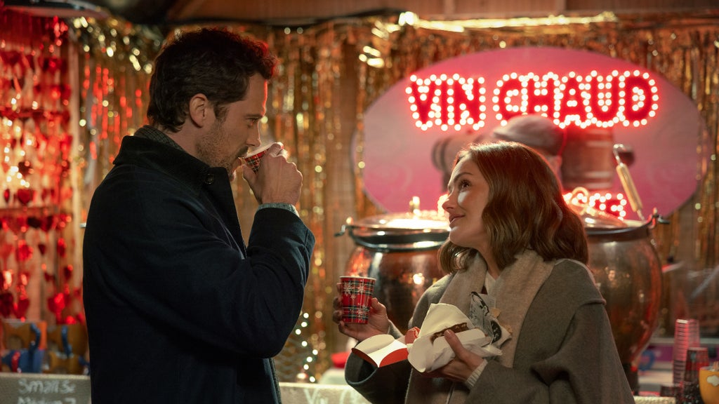 Minka Kelly and Tom Wozniczka have a drink together in "Champagne Problems"