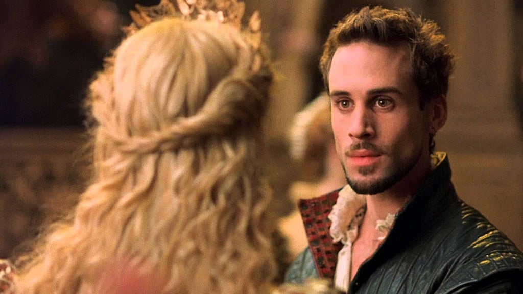 Joseph Fiennes faces Gwyneth Paltrow (whose back is to the camera) in "Shakespeare in Love"