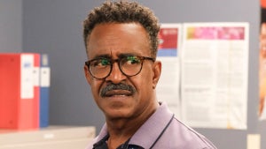 Tim Meadows in CBS sitcom "DMV"