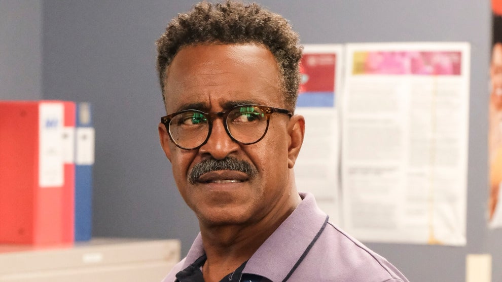 Tim Meadows in CBS sitcom "DMV"