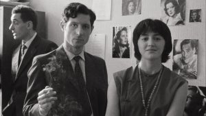 Roxane Rivière as Agnès Varda (right) standing next to Jacques Demy (left) in "Nouvelle Vague" (Netflix)