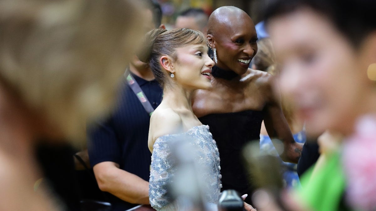 Ariana Grande Ambushed at ‘Wicked: For Good’ Premiere, Cynthia Erivo Jumps in to Help | Video