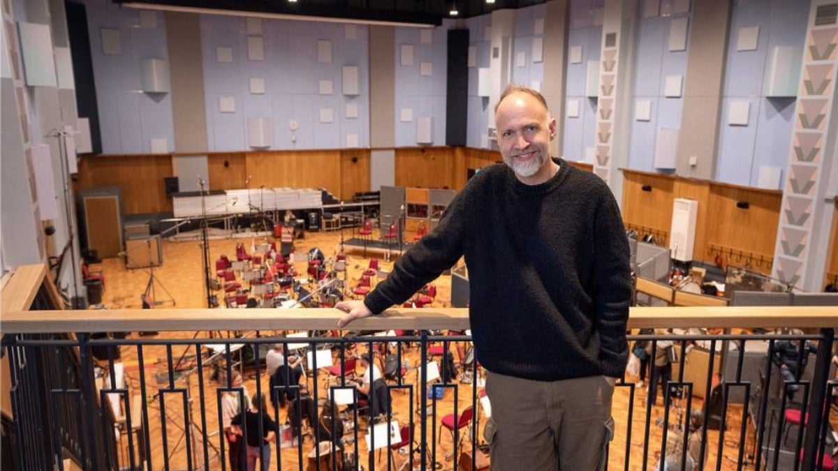 O compositor de Wake Up Dead Man, Nathan Johnson, fala sobre trilhas sonoras de filmes O compositor de Wake Up Dead Man, Nathan Johnson, fala sobre trilhas sonoras de filmes