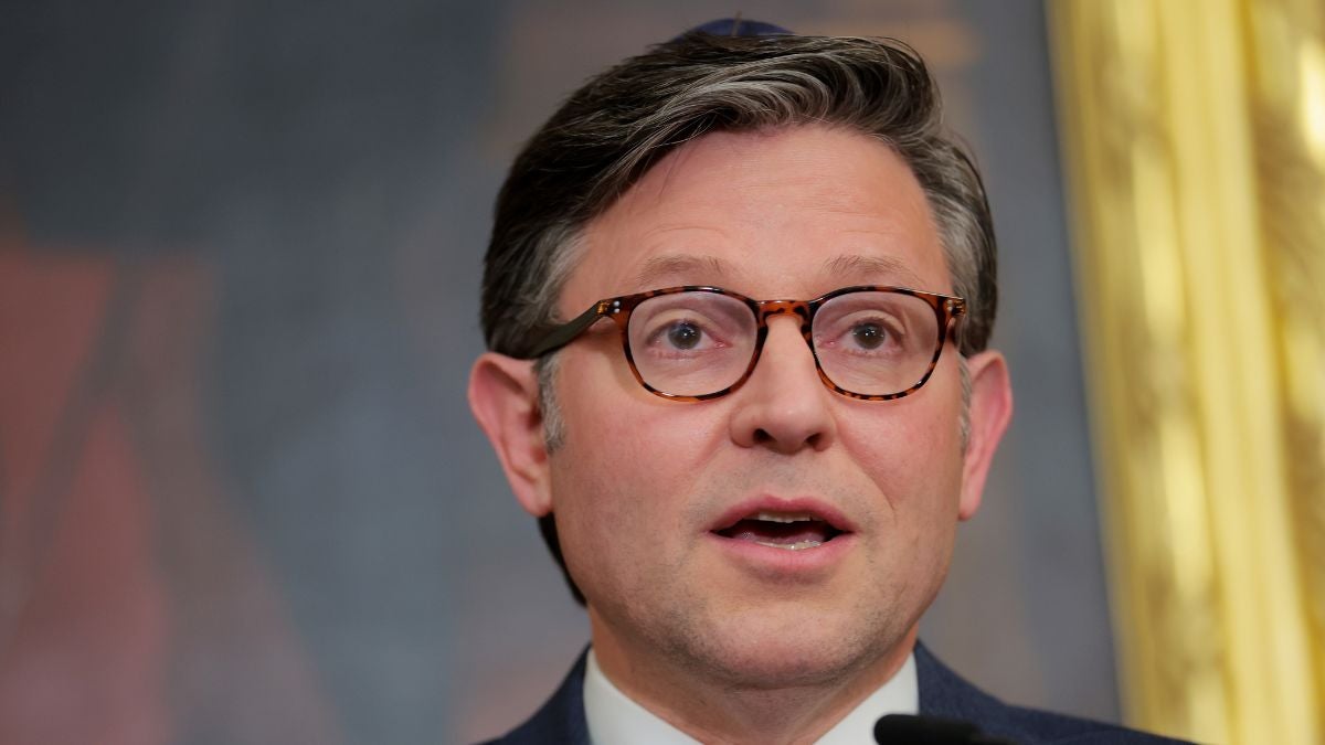 Mike Johnson evita o ataque de Reiner de Trump ao abordar o fim de semana de tragédia