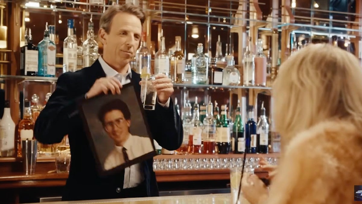 Seth Meyers regelt dat Sabrina Carpenter John Oliver op de brandstapel verbrandt