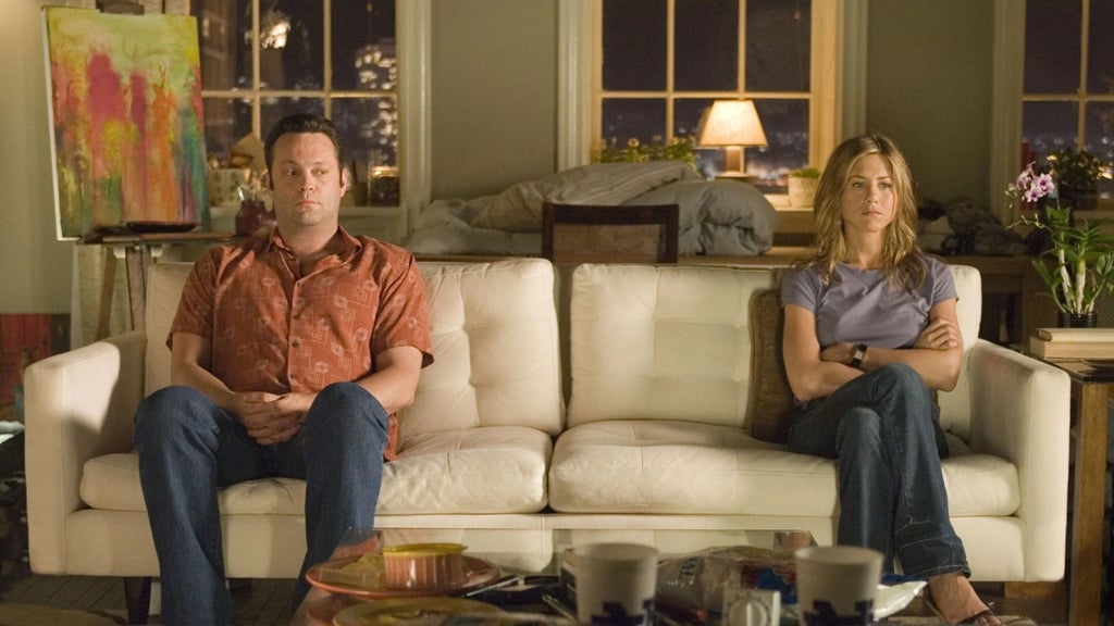 Vince Vaughn and Jennifer Aniston sit on the opposite ends of a couch in "The Break-Up"