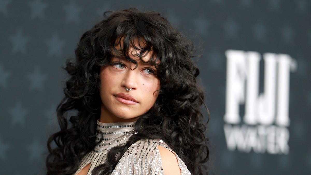 Odessa A’zion compartilha retirada dos ‘cortes profundos’ de Sean Durkin após alegações de lavagem de dinheiro: ‘Estou fora’